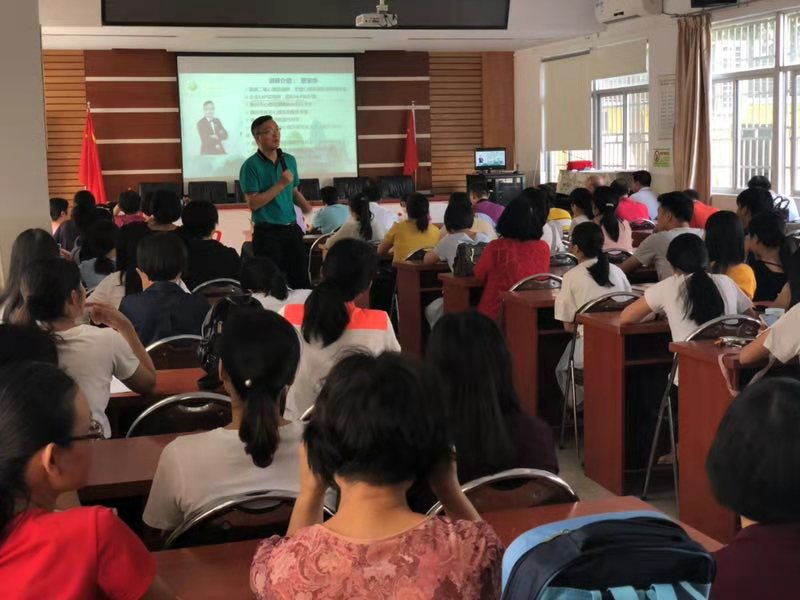 1571728949987114.jpg 大湖學(xué)校教師講座1.jpg